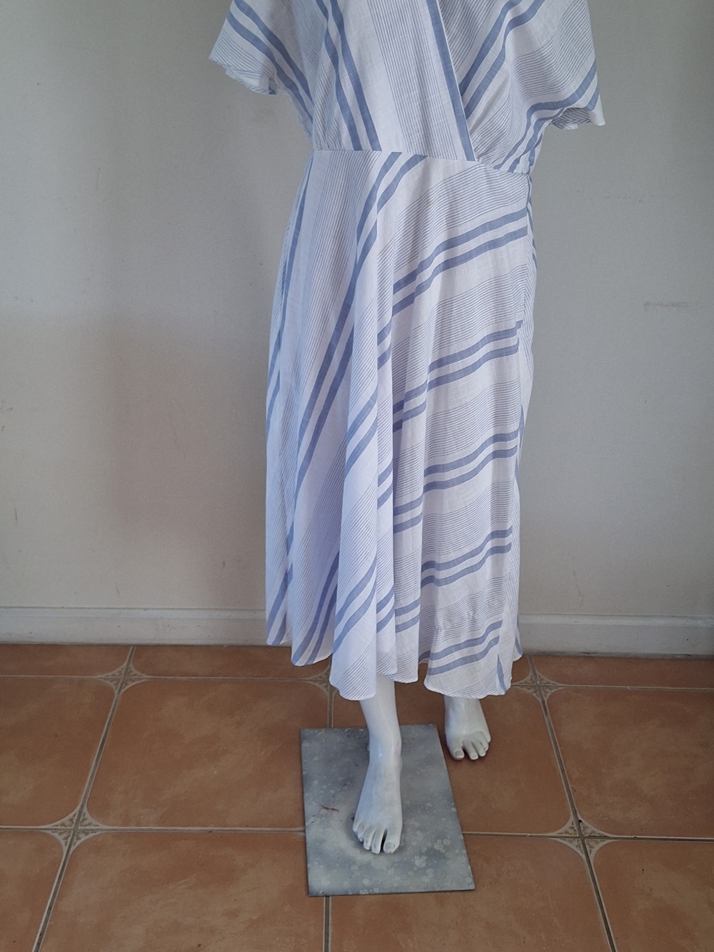 Sandra Darren White and Light Blue Striped Midi Skirt Flowing Stripe Sz 12